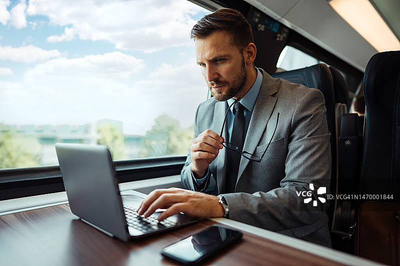 高速列车行驶中图片素材