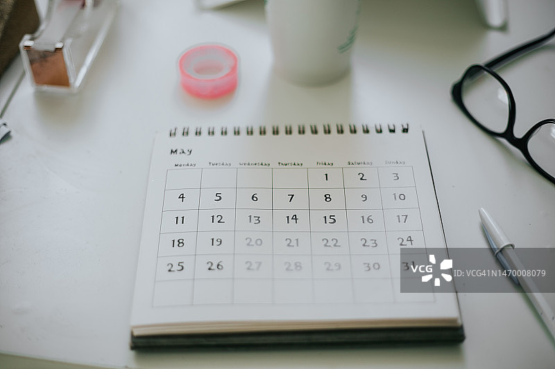 白色桌面上的三月日历图片素材