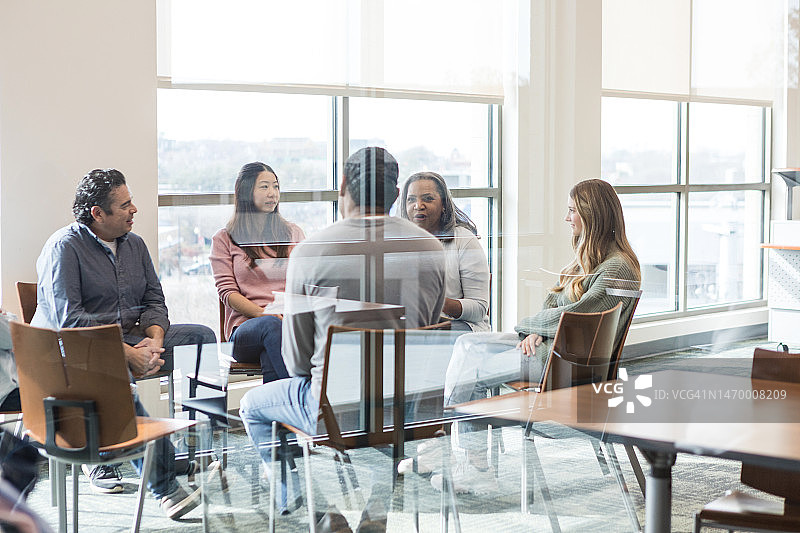 在会议室进行团体治疗的成年人图片素材