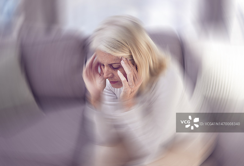 年长的女人，头痛和沙发，在家里有动态模糊，痛苦和沮丧，在退休时感到疲惫。老年妇女，焦虑，倦怠，抑郁和惊恐发作图片素材