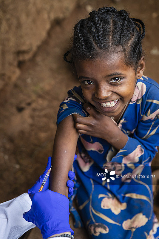 在东非小村庄，女医生为非洲小女孩注射图片素材