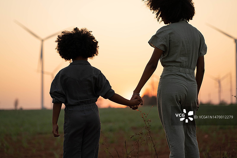 绿色科技产业利用风能生产燃料和能源图片素材