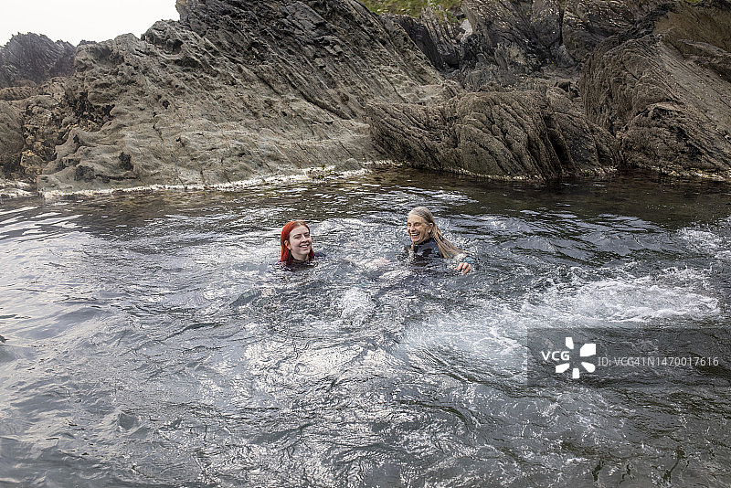 母女在海中游泳图片素材
