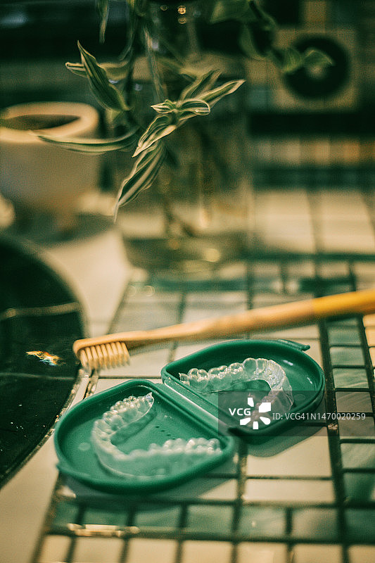 浴室中盒子里的隐形牙齿保持器图片素材