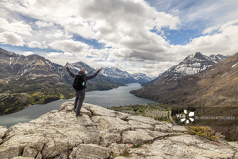 年轻男人在加拿大沃特顿湖国家公园熊峰步道徒步旅行时欣赏风景图片素材