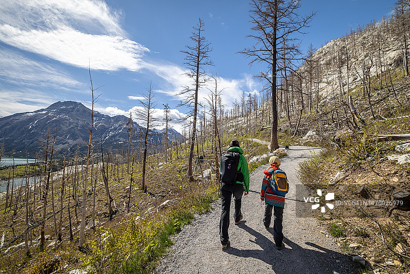 母亲和儿子在加拿大沃特顿湖国家公园徒步旅行图片素材