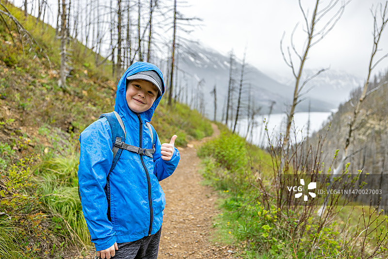 在加拿大艾伯塔省沃特顿湖国家公园徒步的男孩图片素材