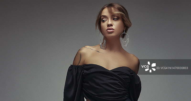 穿着黑色胸衣的美丽女人肖像图片素材