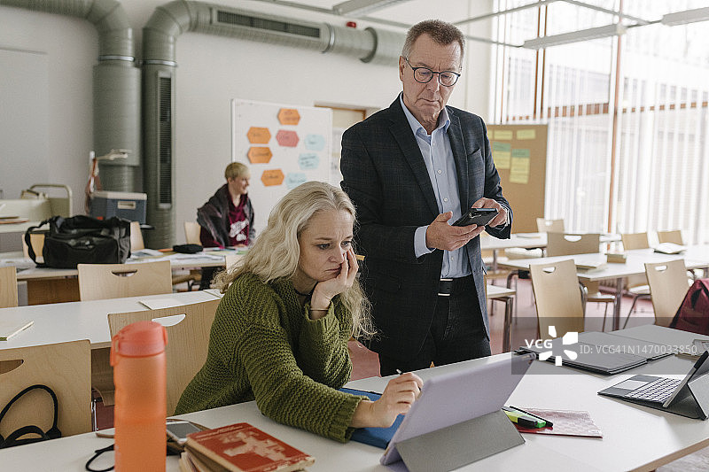 在教室里一起学习的中年学生图片素材