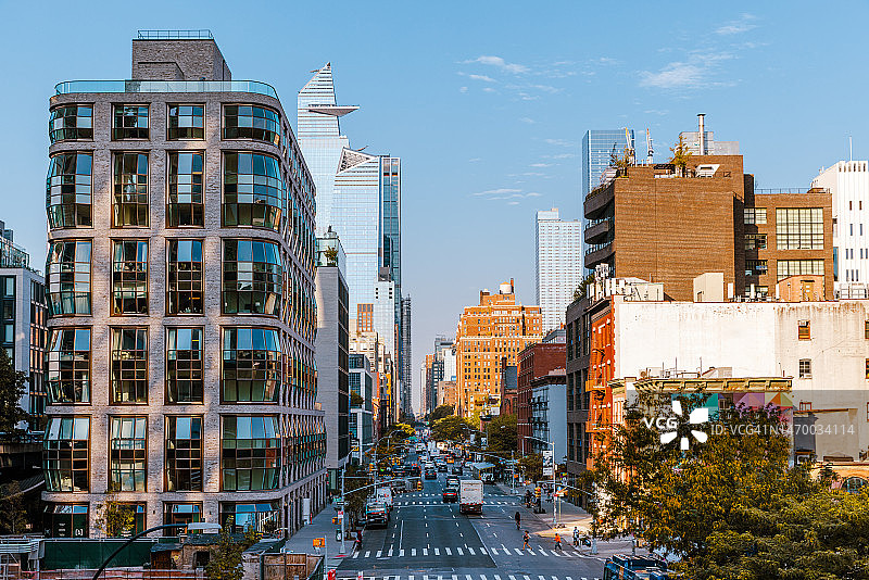 美国纽约切尔西区现代住宅楼和哈德逊城市广场摩天大楼图片素材