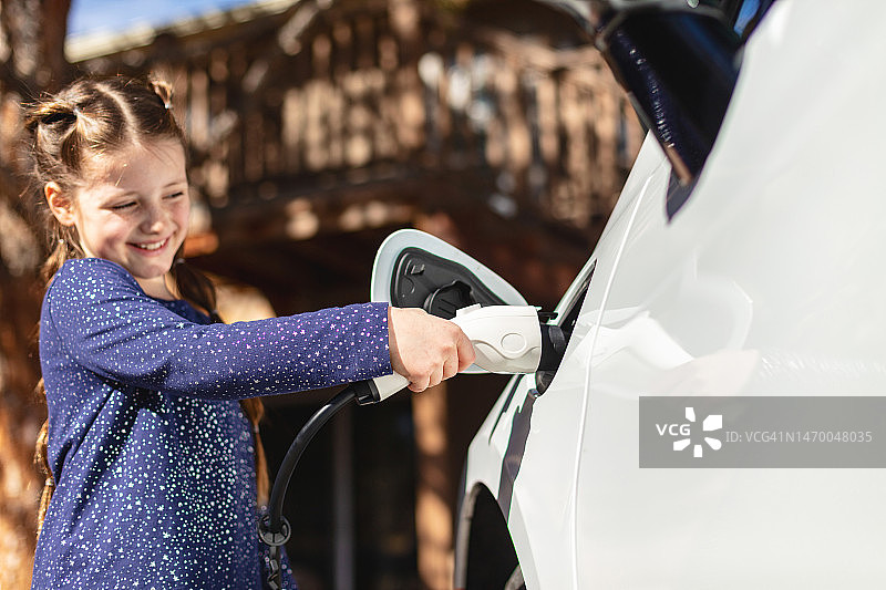 准备旅行的家庭和电动汽车充电交通系列照片图片素材