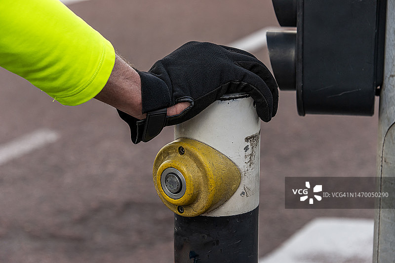 戴着赛车手套的自行车手的右手图片素材