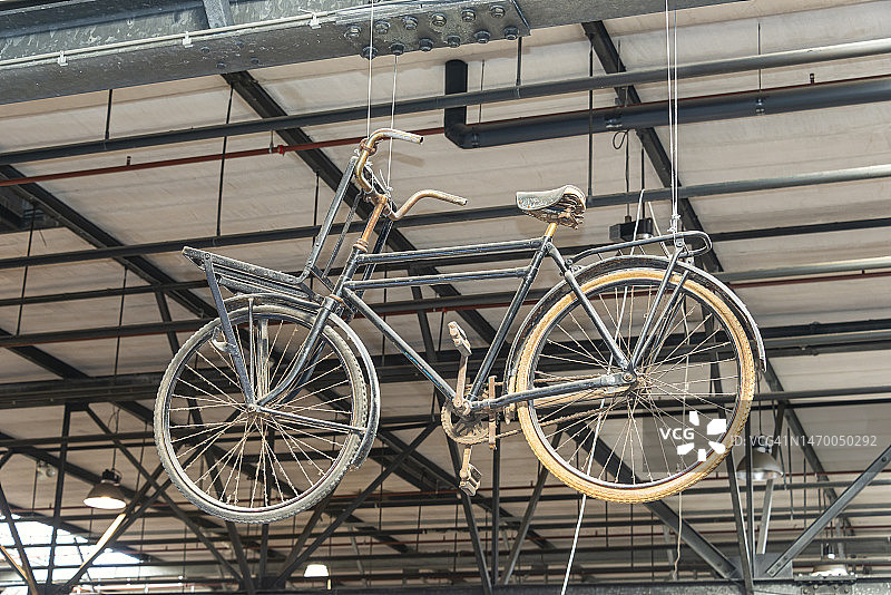 带行李架的旧式荷兰男士自行车图片素材