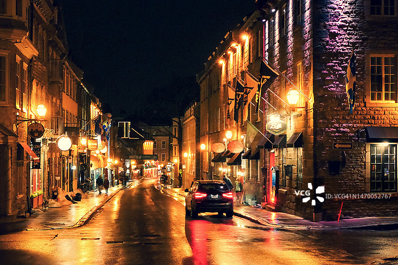 湿滑下坡街道上的夜景灯光图片素材