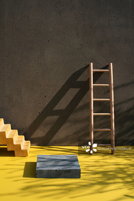 黄色背景上的楼梯与树枝阴影，发展方向概念产品展示台图片素材