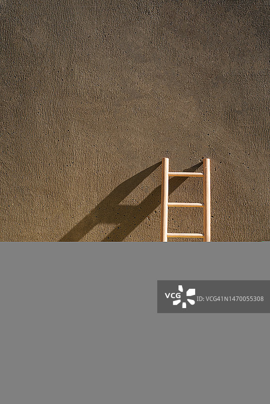 黄色背景上的楼梯与树枝阴影，发展方向概念产品展示台图片素材