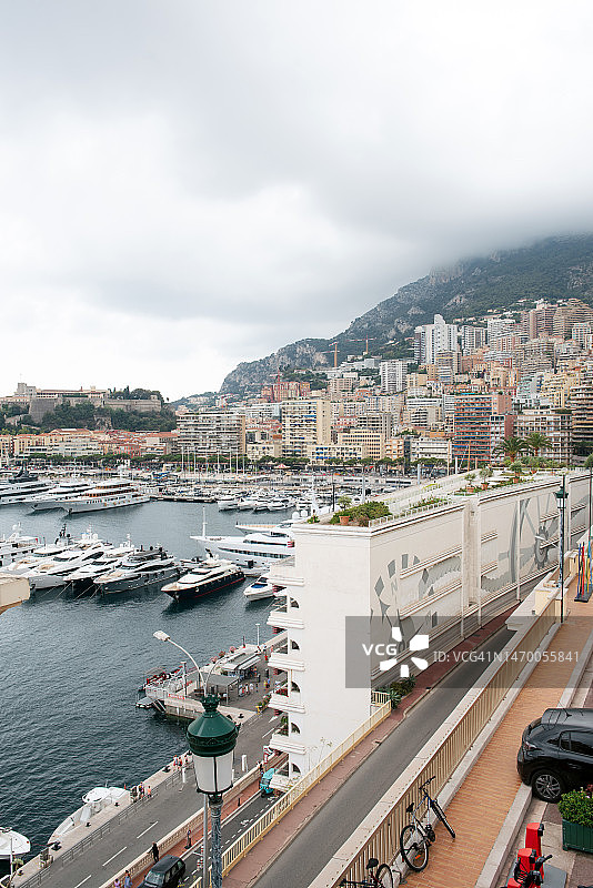 摩纳哥堤岸风光：码头与船只游艇图片素材