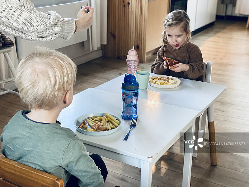 幼儿吃晚餐图片素材