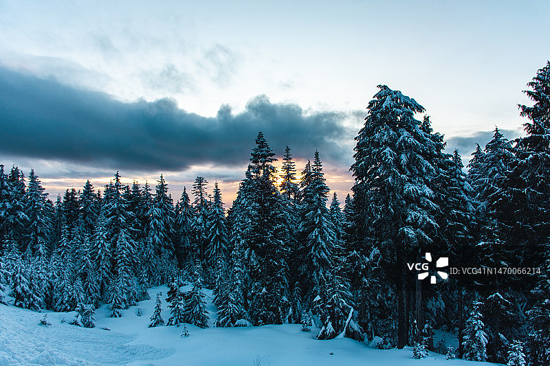 加拿大山区日落图片素材