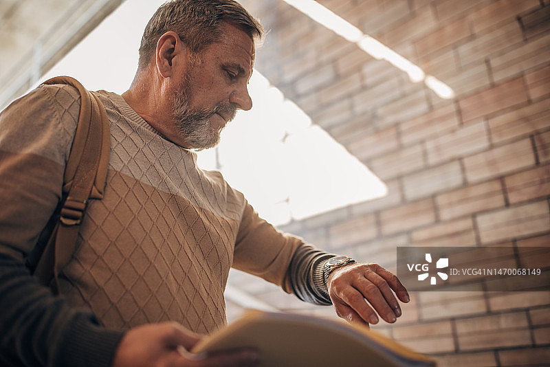 看着手表的老年男人图片素材