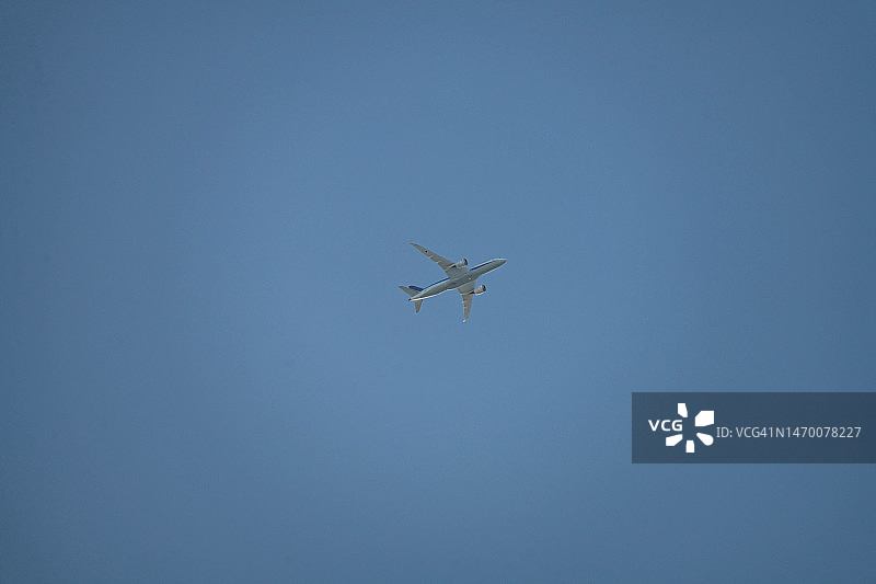 清晨日本神奈川上空的飞机图片素材