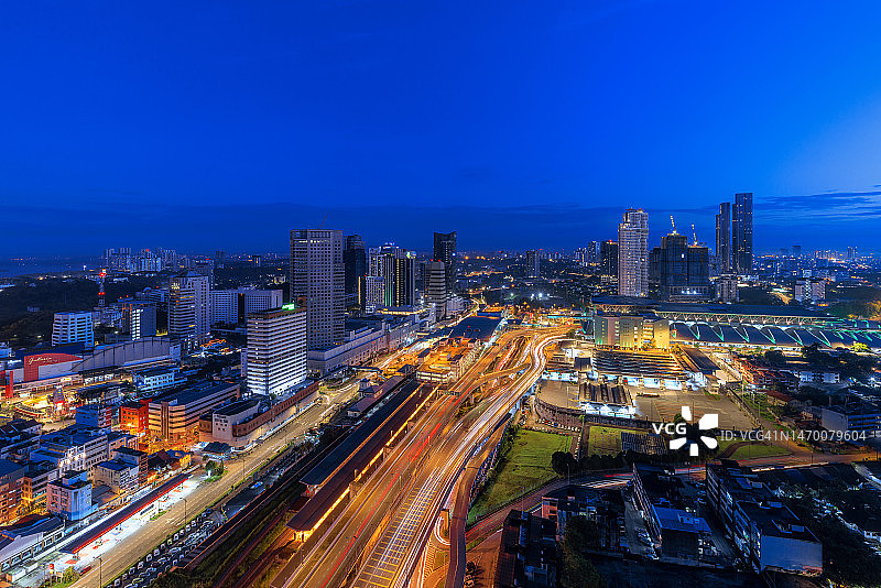 黄昏时分俯瞰新山繁忙的城市街道图片素材