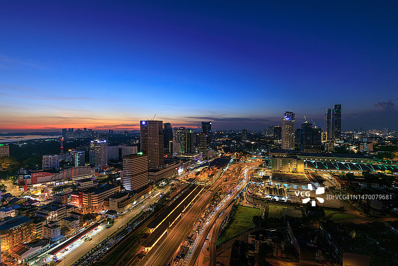黄昏时分俯瞰新山繁忙的城市街道图片素材
