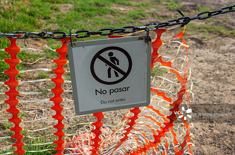英语和西班牙语双语标志，声明“禁止通行/请勿进入”图片素材