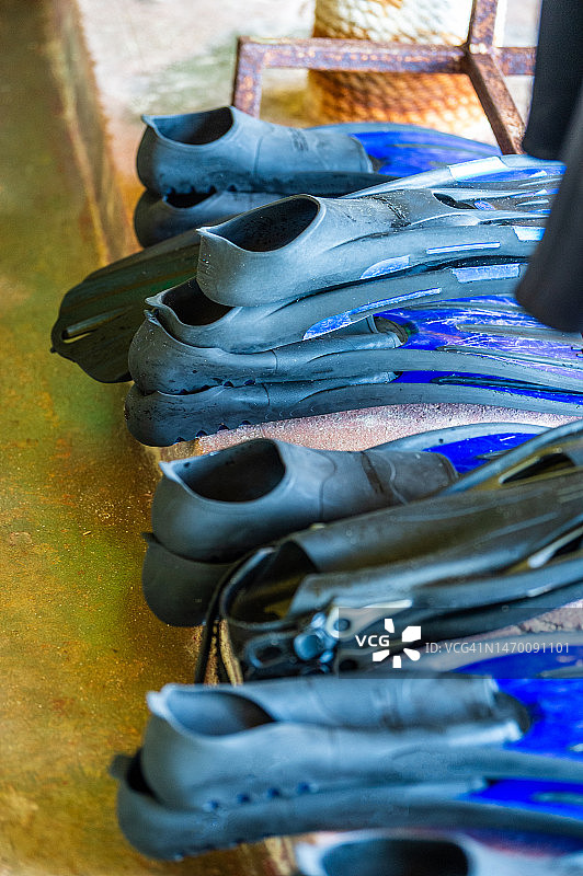 墨西哥潜水商店长凳上的水肺或浮潜脚蹼图片素材