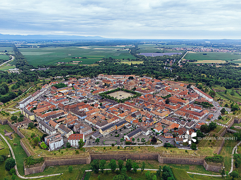 法国阿尔萨斯地区新布里萨克要塞城镇高角度景观图片素材