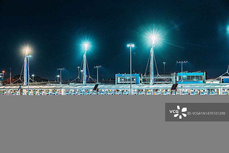 大量车辆在蒂华纳/圣伊西德罗排队等待进入美国加利福尼亚州圣地亚哥图片素材