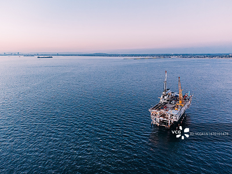 黄昏时分亨廷顿海滩附近的近海石油钻井平台鸟瞰图图片素材