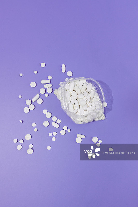 紫色背景上的白色药丸包装图片素材