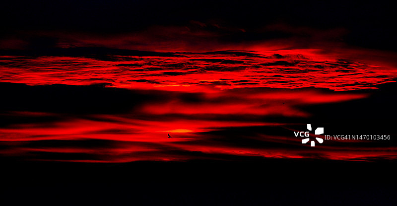 马拉加港在阿尔沃兰海上空的彩色日出图片素材