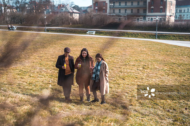 享受户外散步的快乐亚洲家庭图片素材