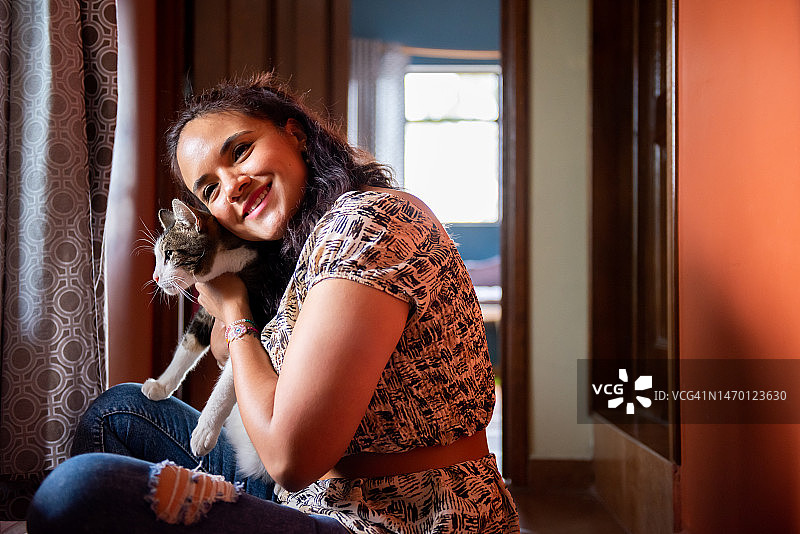 在家和猫咪玩耍的女人图片素材