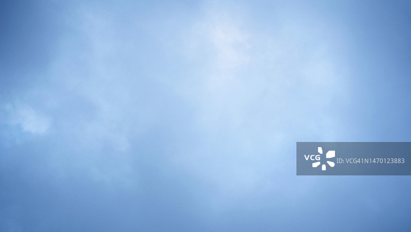 巴黎天空中的蓝白色云彩图片素材