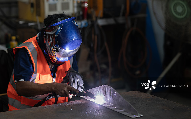 车间工业焊接工人图片素材