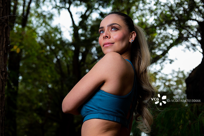 年轻女人在公园里做运动图片素材