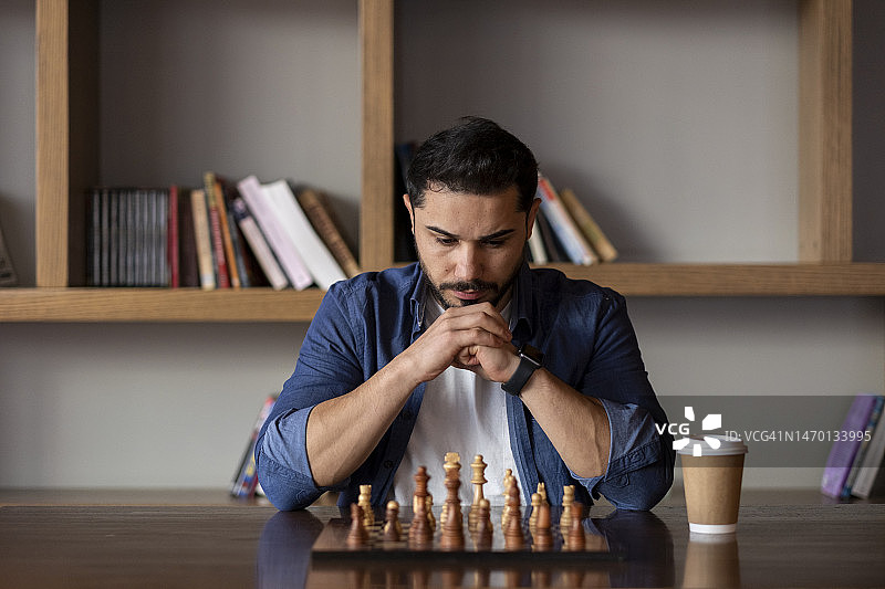 英俊青年与棋子对弈图片素材