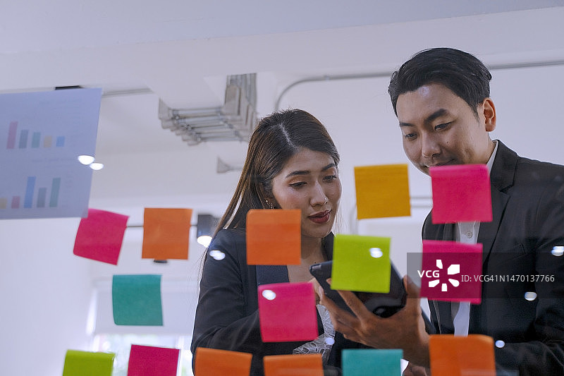 在办公室工作的白领。正装。图片素材