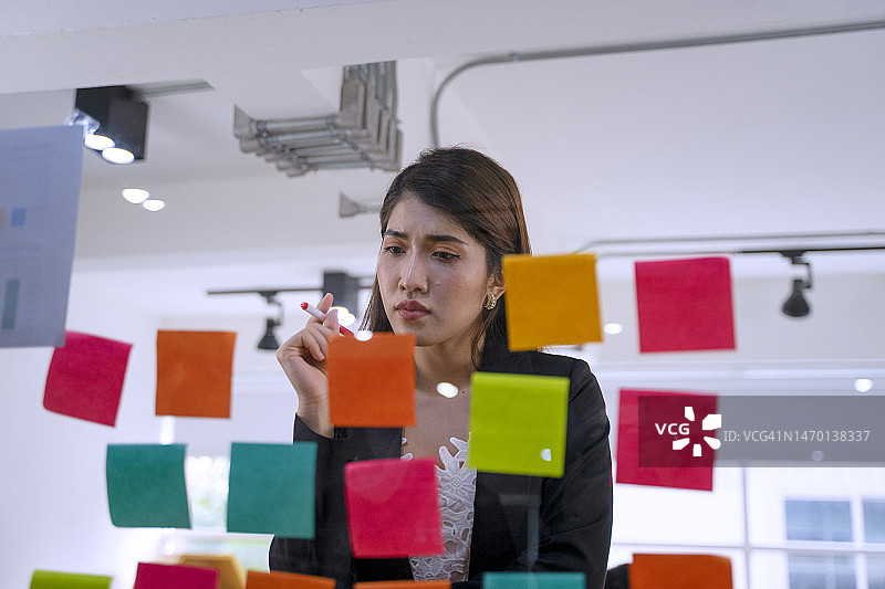 在办公室工作的白领。正装。图片素材