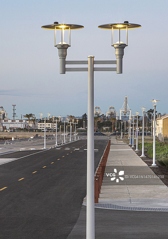 明亮的LED路灯照亮工业区街道图片素材