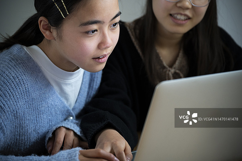 女孩们使用笔记本电脑学习图片素材