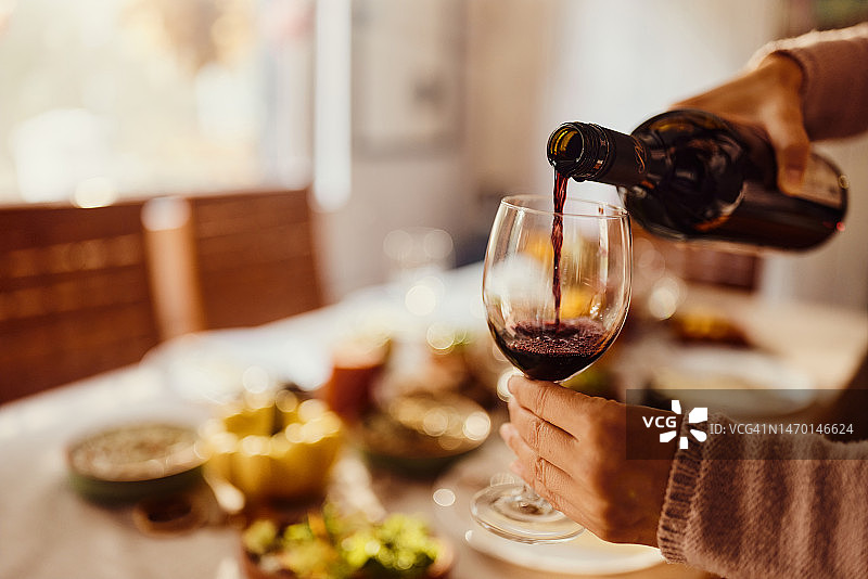 倒入红酒！图片素材