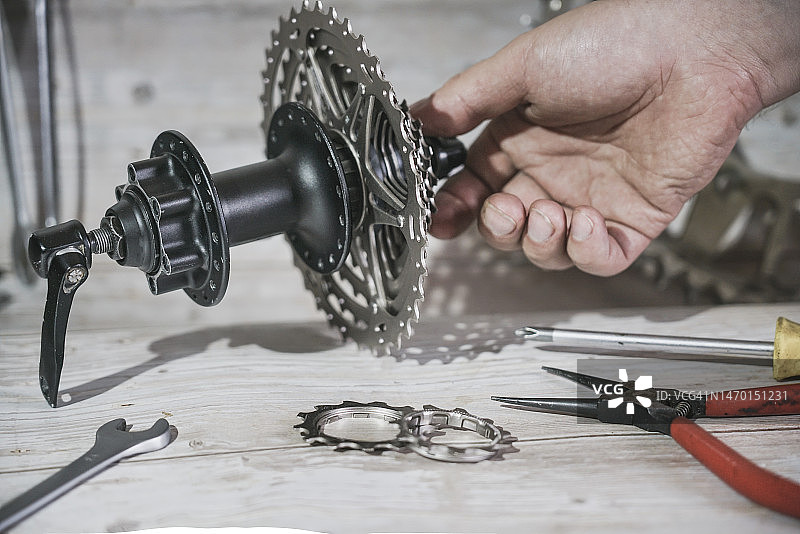 自行车后花鼓维修图片素材