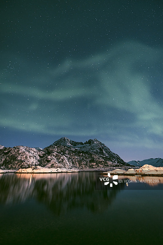 挪威北部夜空中的北极光或极光图片素材
