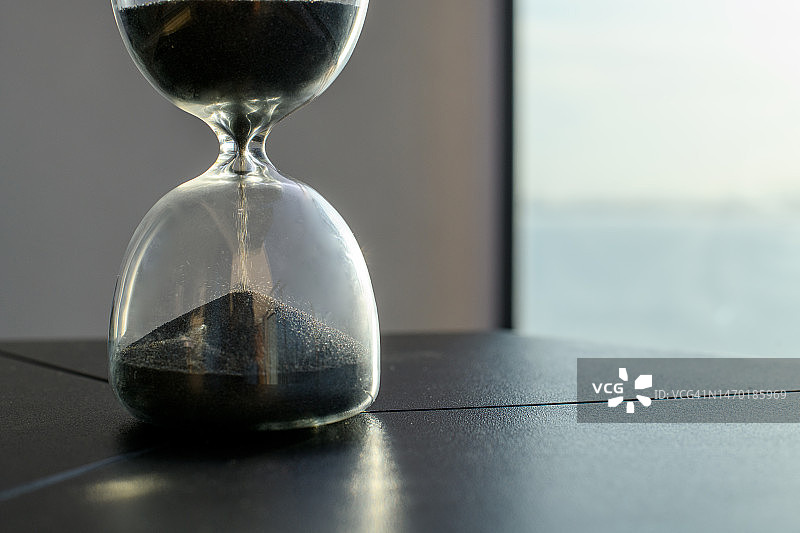 黑色沙滩沙漏特写图片素材