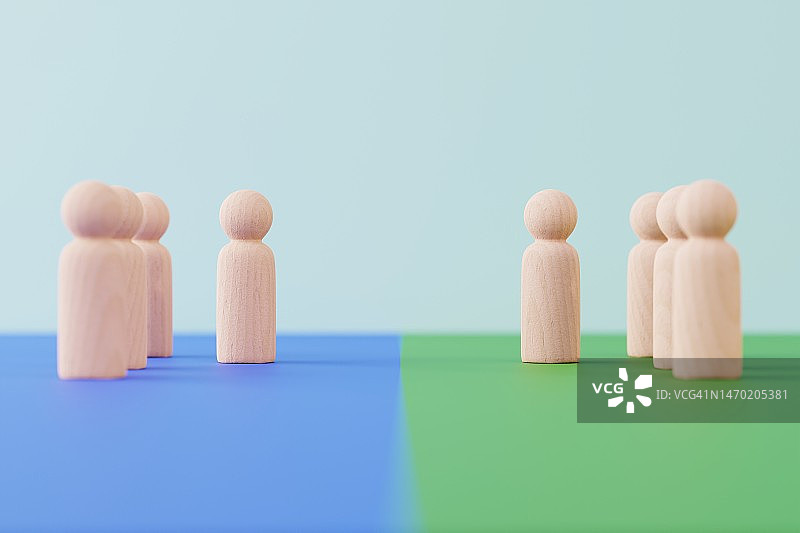 比赛中的木制小雕像图片素材