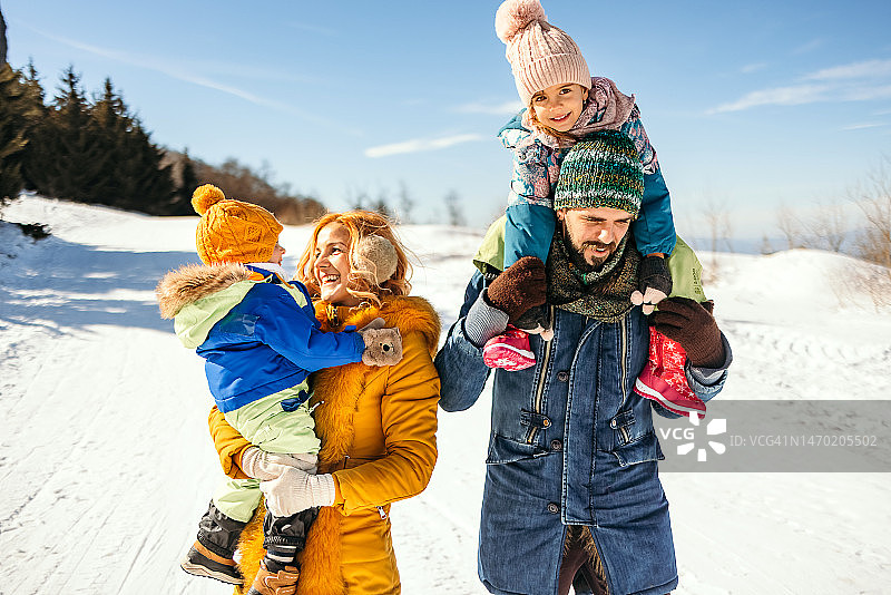 冬季仙境中的幸福家庭图片素材